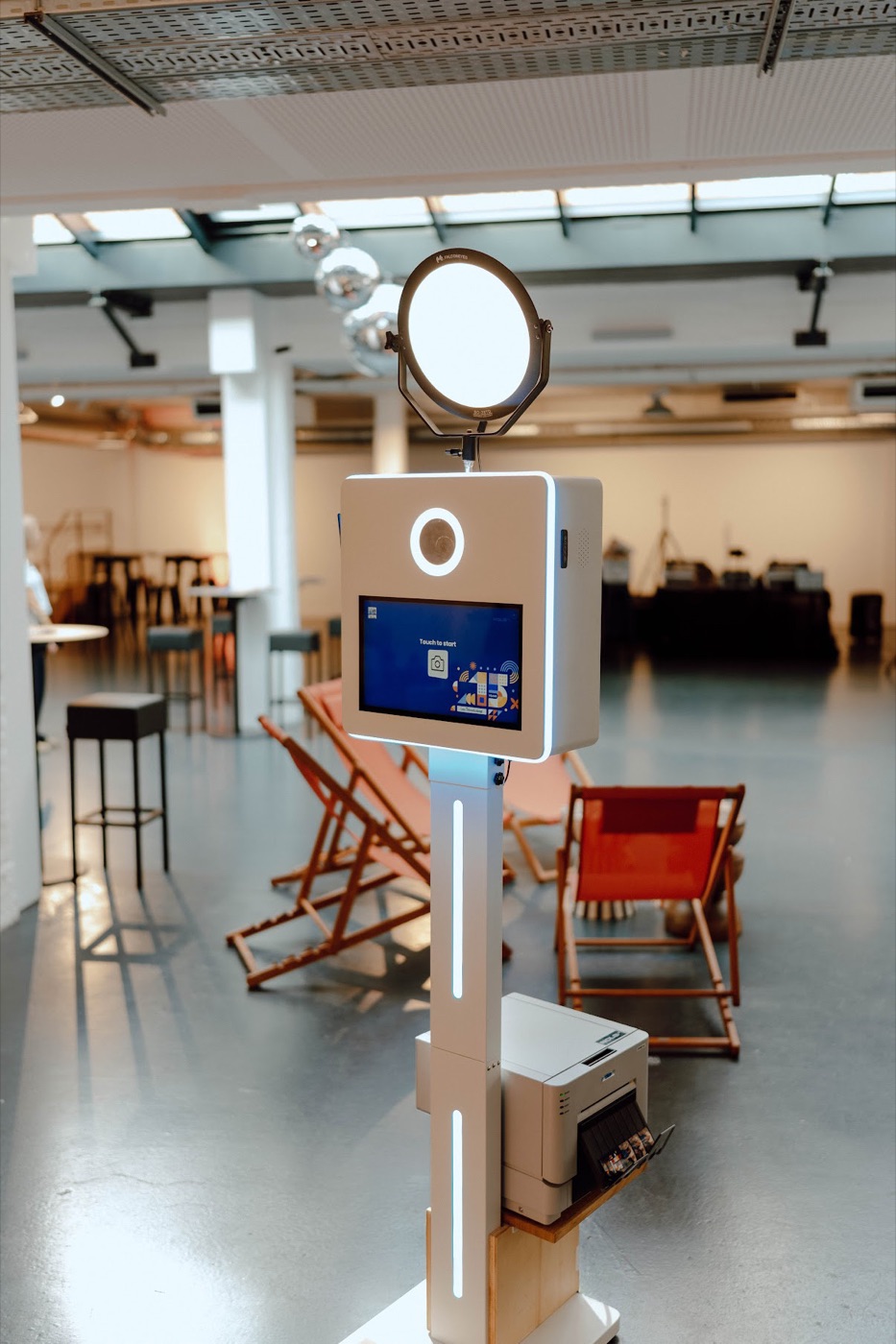 Borne photobooth installée dans une salle de réception