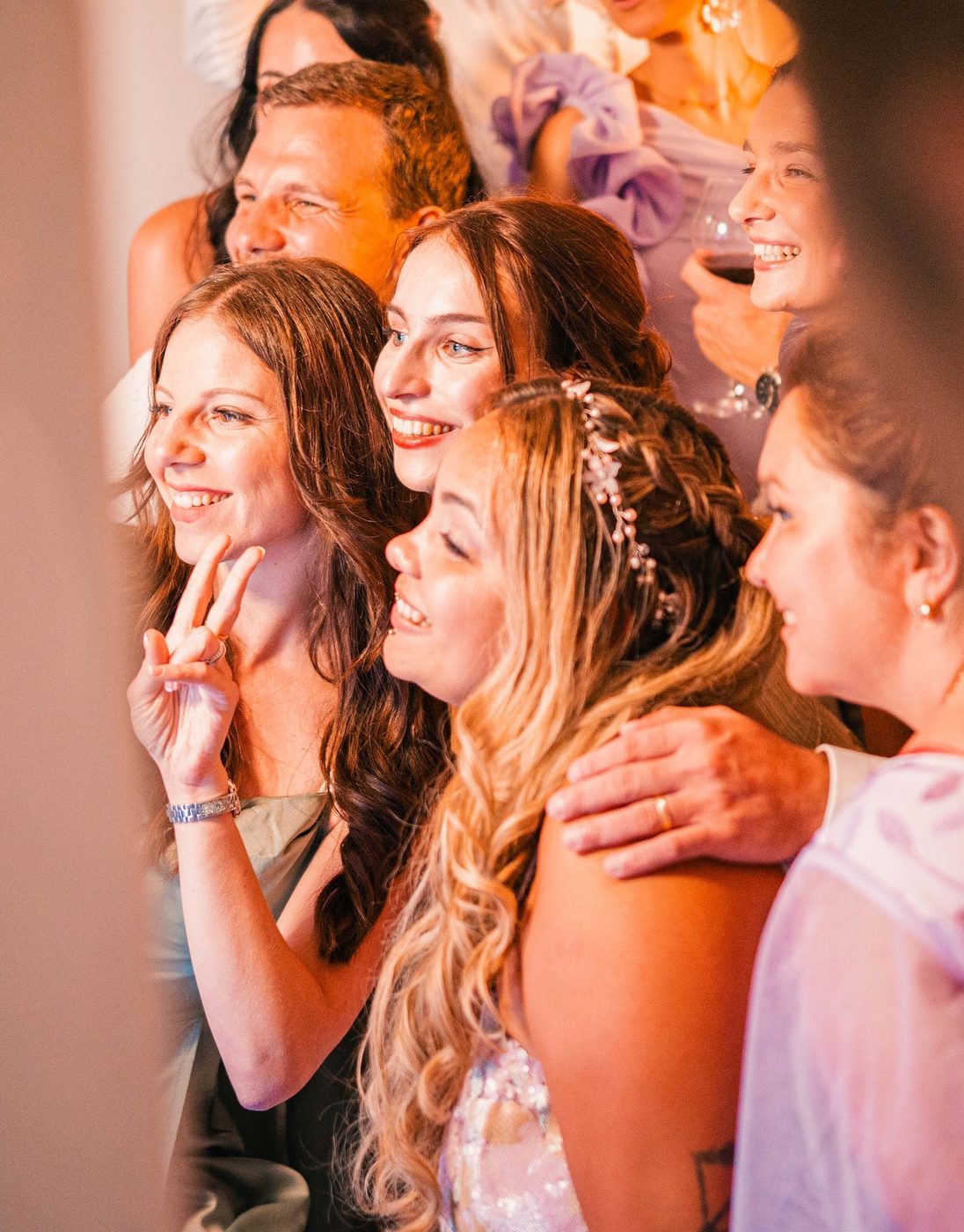 Groupe d'invités qui s'amuse devant le photobooth